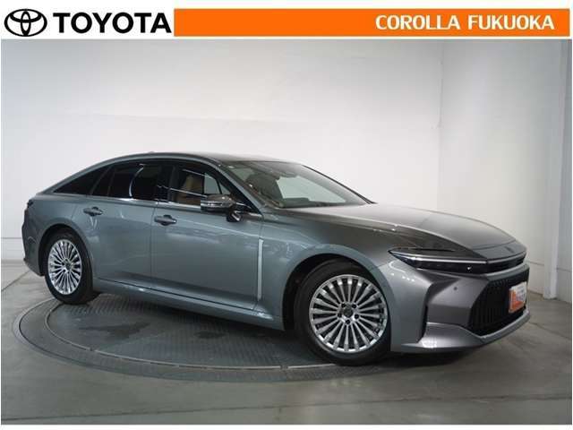 クラウンは、時を越えて愛され続けています。本物と称されるものはいつの時代も色褪せなく生き続けますね。