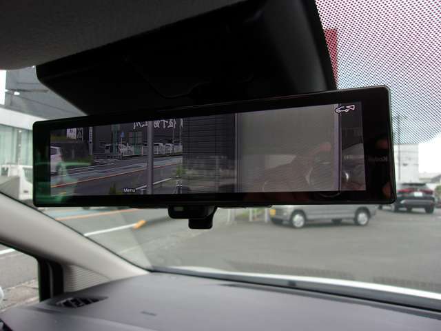「インテリジェントルームミラー」　車輛後方のカメラ映像をミラー面に映し出して、いつでもクリアーな後方視界を確保します。通常ミラーにも簡単に切り変えができます。