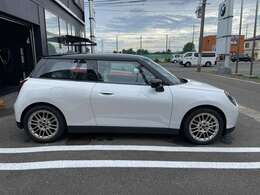 MINI NEXT 秋田は、MINI 正規ディーラーとして設立され、数々のMINIとお客様との運命的な出逢いをお手伝いさせていただきました。これからもお客様とMINIの出逢いをサポートいたします。