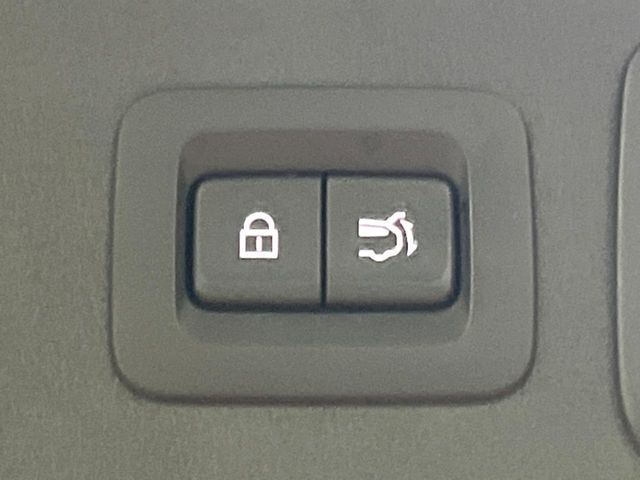 【パワーバックドア】スマートキーや運転席のボタンを押すだけでリアゲートが自動で開閉します！荷物を持っている時や、高い位置にあるバックドアを閉める際に便利な機能です♪