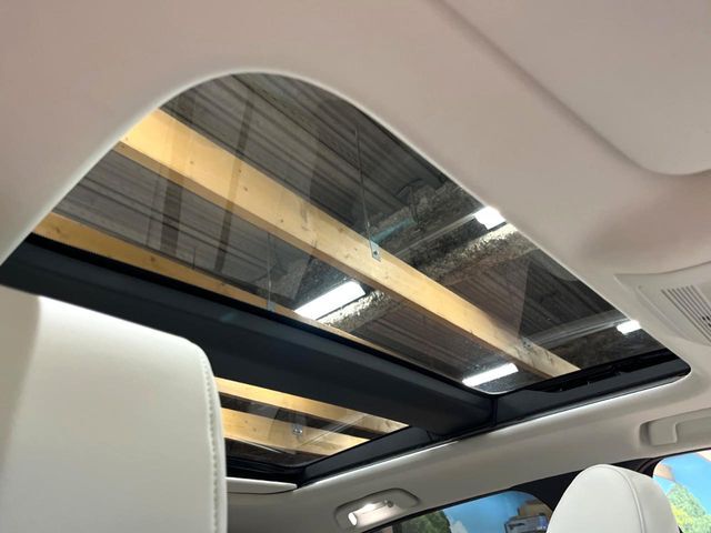 【サンルーフ】開放感たっぷりの希少装備、サンルーフが装着されています！車内に明かりを取り入れたり景色を楽しむ以外にも、車内の空気も簡単に換気できて快適です！