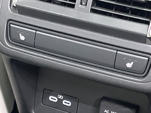 【前席＋後席シートヒーター】寒い日に重宝するシートヒーターを後席にも装備！エアコンより早く温まってくれるので寒がりの人も安心ですね♪エアコンの温風は乾燥するから苦手、という方にもをおすすめです。