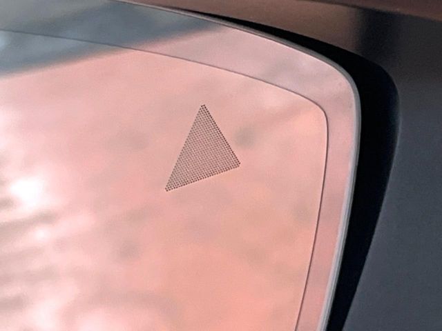 【ブラインドスポットモニタリング】走行中、ドアミラーの死角になりやすい箇所に後続車が接近するとサイドミラー付近に警告を表示、ドライバーに注意喚起をしてくれます。