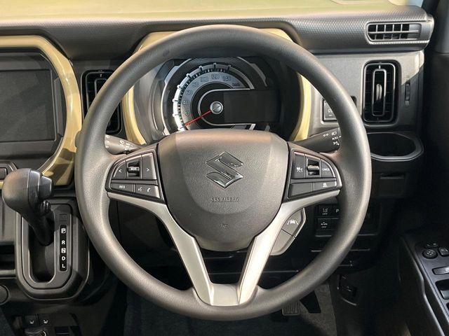 インテリアに合わせたデザインのステアリングは、運転される方のことも考え、運転しやすい形状、大きさです。是非一度、実際に触ってお確かめください。