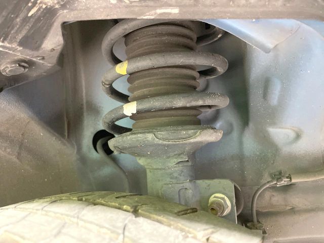 お車を安心してお乗りいただく為には、足回りの定期点検が欠かせません。サービスサポート（有償保証）では無料点検もご提供しており、安心のカーライフをお過ごしいただけるサポート体制が整っています。