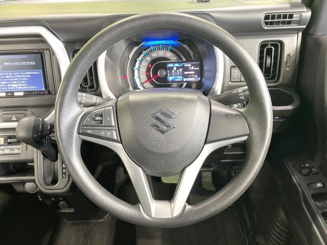 インテリアに合わせたデザインのステアリングは、運転される方のことも考え、運転しやすい形状、大きさです。是非一度、実際に触ってお確かめください。