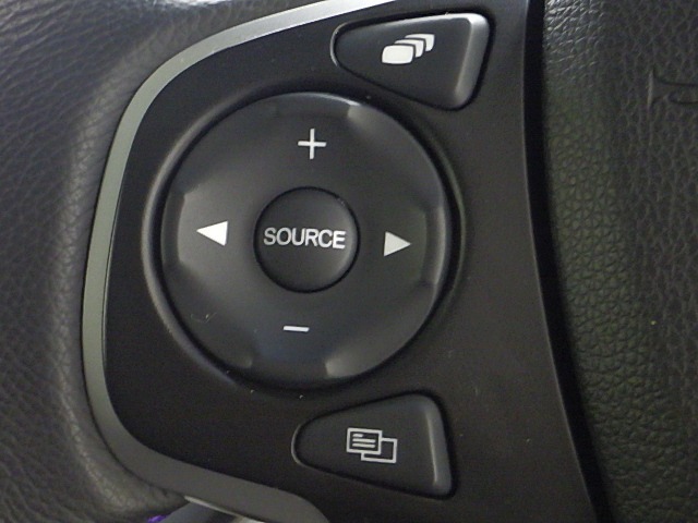 オーディオの操作スイッチはハンドル左手についています。運転に集中できますね！