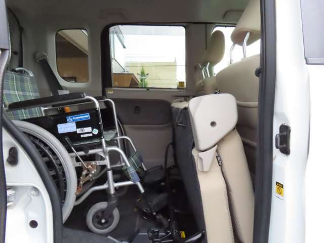 リヤシートを収納することで、広々とした車椅子乗車空間を確保します！
