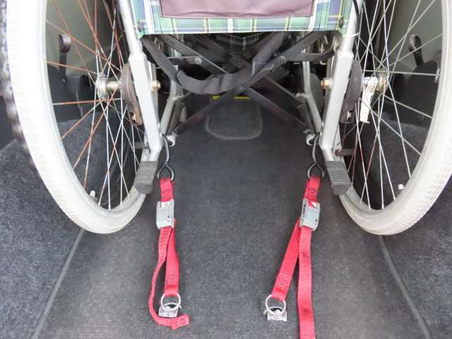 固定装置で車椅子をしっかりと固定します！