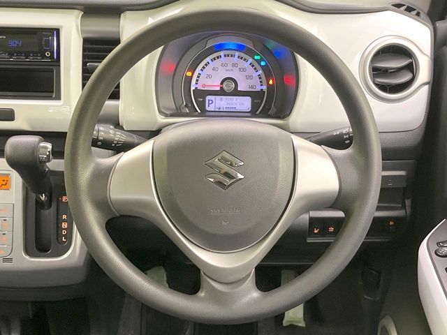 インテリアに合わせたデザインのステアリングは、運転される方のことも考え、運転しやすい形状、大きさです。是非一度、実際に触ってお確かめください。