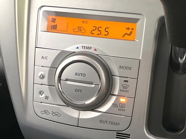 【オートエアコン】一度お好みの温度に設定すれば、車内の温度を検知し風量や温度を自動で調整。暑い…寒い…と何度もスイッチ操作をする必要はありません。快適な車内空間には必須の機能ですね♪