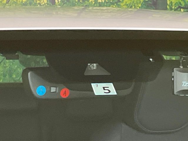 【トヨタセーフティセンス】走行中に前方の車両等を認識し、衝突しそうな時は警報とブレーキで衝突回避と被害軽減をアシスト。より安全にドライブをお楽しみいただけます。
