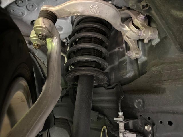お車を安心してお乗りいただく為には、足回りの定期点検が欠かせません。サービスサポート（有償保証）では無料点検もご提供しており、安心のカーライフをお過ごしいただけるサポート体制が整っています。