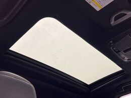 【サンルーフ】開放感たっぷりの希少装備、サンルーフが装着されています！車内に明かりを取り入れたり景色を楽しむ以外にも、車内の空気も簡単に換気できて快適です！