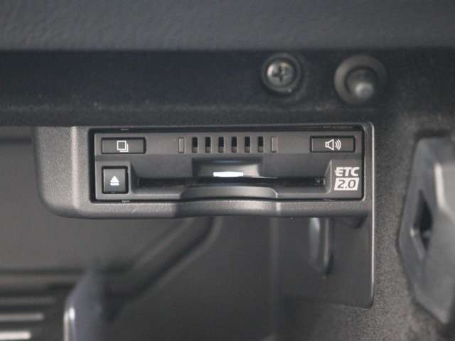広がる運転支援サービスETC2.0搭載。全国の高速道路に設置されたITSスポットと双方向通信を図り、広域な道路交通情報や安全運転をサポートする情報を得て、音声やナビ画面上にタイムリーにお知らせします。
