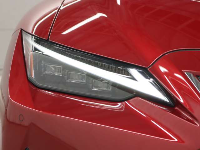 LEDヘッドランプにはアダプティブハイビームシステム「AHS」を採用。光検出カメラで車両検出をし、先行車や対向車に直接ハイビームを当てないように部分遮光します。