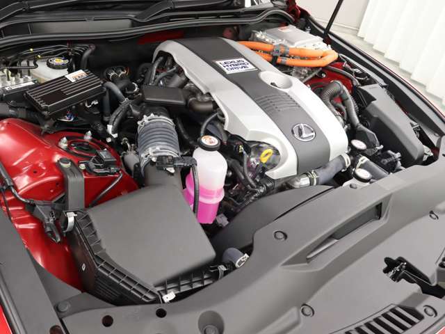 2AR-FSE型　2.5L　直列4気筒　DOHCエンジンと1KM型交流同期電動機のハイブリッドシステム搭載、駆動方式はFRです。