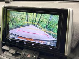 【バックカメラ】駐車時に後方がリアルタイム映像で確認できます。大型商業施設や立体駐車場での駐車時や、夜間のバック時に大活躍！運転スキルに関わらず、今や必須となった装備のひとつです！