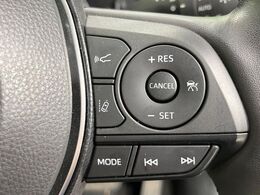 【レーダークルーズコントロール】高速道路での長距離走行が楽に！！自動で速度を保つクルーズコントロールが、衝突軽減システムと連携し、前方の車両を感知して車間を保つように速度調節してくれます！！