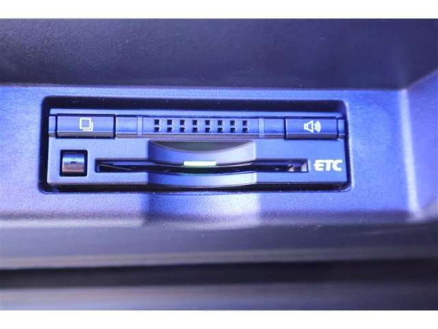 すっきりとインストールされた純正ビルトインETCはすっきり収まって使いやすさバッチリです