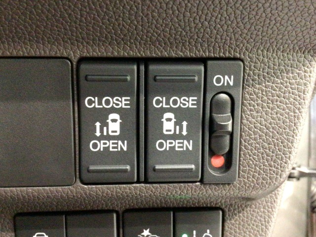 【両側パワースライドドア】両側がパワースライドドアになっており、運転席のスイッチやスマートキーでも開閉が可能です！開口部も広いので乗り降りも楽々♪