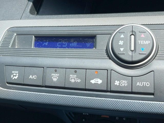 【オートエアコン】一度お好みの温度に設定すれば、車内の温度を検知し風量や温度を自動で調整。暑い…寒い…と何度もスイッチ操作をする必要はありません。快適な車内空間には必須の機能ですね♪