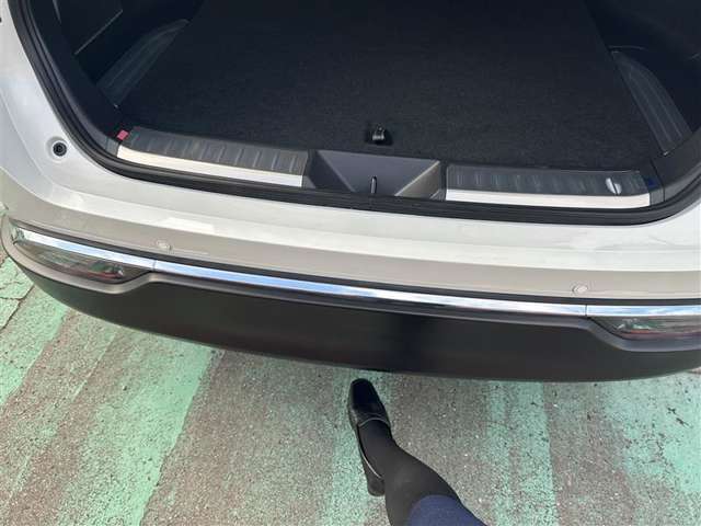 両手がふさがっていても大丈夫☆キックセンサーで開け閉めできます☆