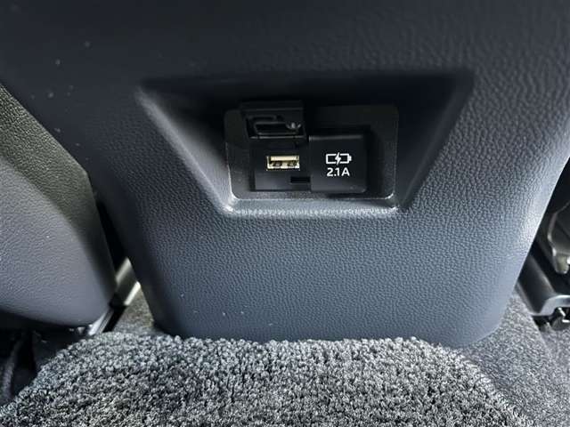 後席にもUSBポートがございます♪