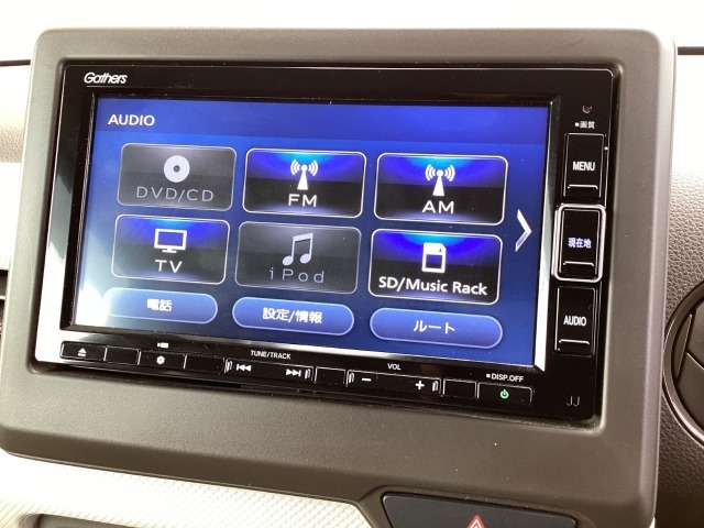 ナビゲーションはギャザズメモリーナビ（VXM-234VFi）を装着しております。AM、FM、CD、DVD再生、Bluetooth、音楽録音再生、フルセグTVがご使用いただけます。