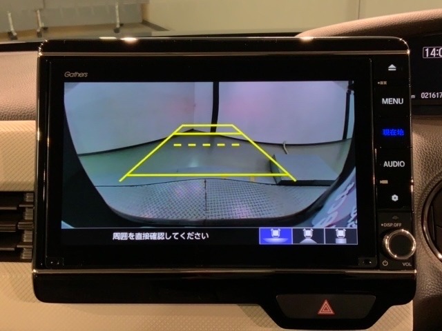 リバースギアに入れるだけで後方の表示へ切り替わります。夜間や雨の日の駐車も楽になりますよ。