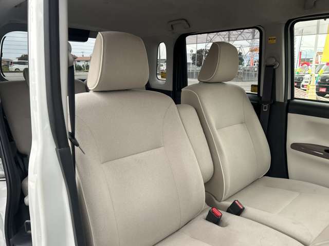 シートも大きな汚れやダメージはございません。納車前には室内クリーニングを施工し、綺麗な状態で納車します。