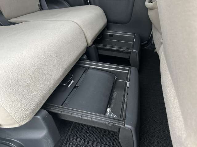 シート下収納搭載車です。座り心地は変わらないまま収納が可能な、あると便利な収納スペースです。
