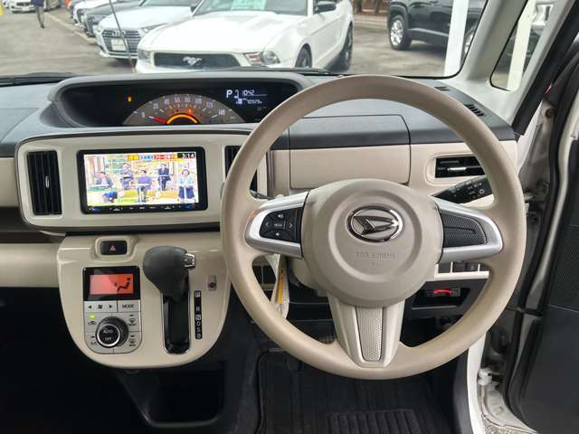 中古車にありがちな目立つステアリングのスレ、シミ等ございません。ご安心ください。