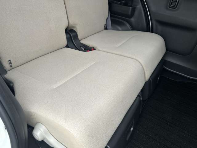 シートも大きな汚れやダメージはございません。納車前には室内クリーニングを施工し、綺麗な状態で納車します。