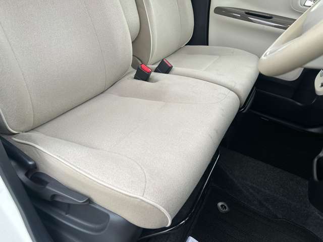 シートも大きな汚れやダメージはございません。納車前には室内クリーニングを施工し、綺麗な状態で納車します。