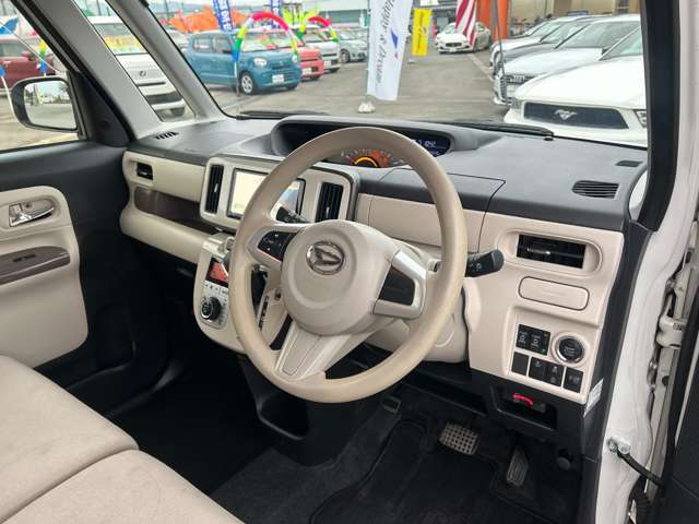 コックピットです。長時間のドライブでも安心な、座り心地の良いシートです。納車前には室内クリーニングを施工し、綺麗な状態で納車します。