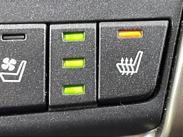 【シートベンチレーション】夏場の暑い日でも、シートの座面や背もたれの部分から風が送られてくるので、蒸れを防ぎます！また換気などの効果もあり、室内環境を整えてくれます。