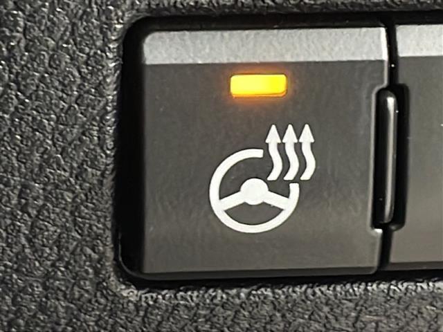【ステアリングヒーター】冬場の寒い日に手がかじかみながら運転するのはツライですよね。でも、これがあれば安心です！ハンドルのグリップ部がじわっと暖かくなって心までポカポカします。