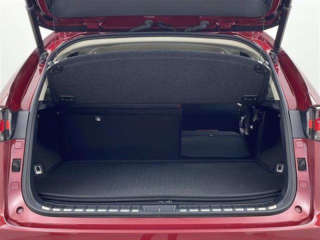 【トランク】積み込みやすくて、たっぷり積める荷室です。シートアレンジできるものは、乗車人数と荷物の量や大きさによってシートを動かすことができるので、より快適なドライブが可能です！