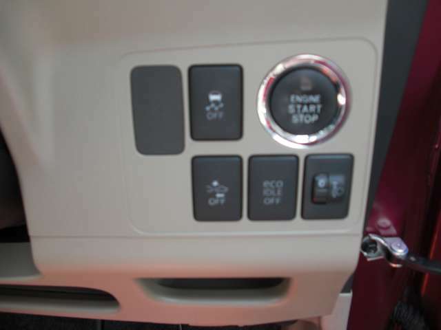 プッシュスタート！ボタンを押しただけでエンジンかかりますよ(^^)/あとアイドリングストップ車なので燃費向上！