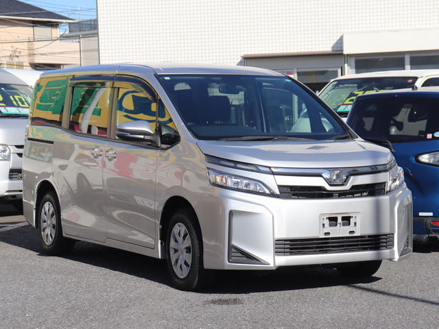 店舗にてお車を並べて展示しておりませんので、現車確認の際は、一度日程をご連絡頂いてからのご来店をお願い致します。