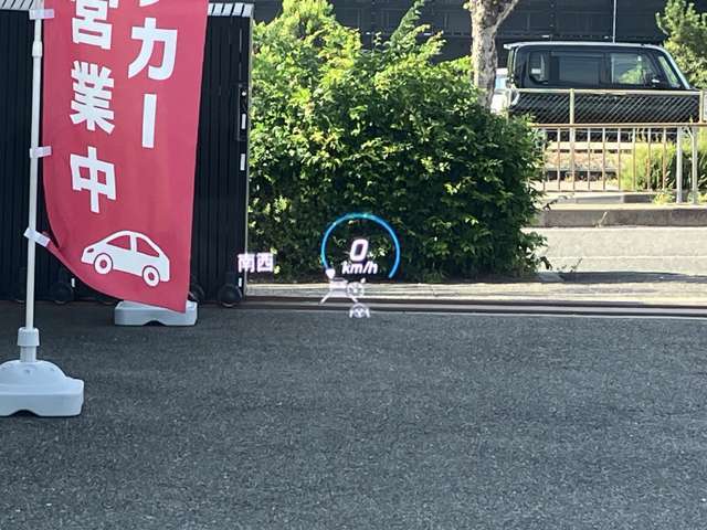 ◆ヘッドアップディスプレイ◆浮かんでいるように見える高解像度のカラー画像で、車速やナビなど、運転に必要な情報が前方の道路状況から目を離さずに確認できます。