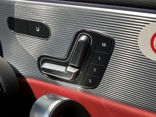 ◆メモリー付パワーシート◆シートポジションを電動で調整可能。シートやドアミラーの位置を3セットまでメモリー出来ます。