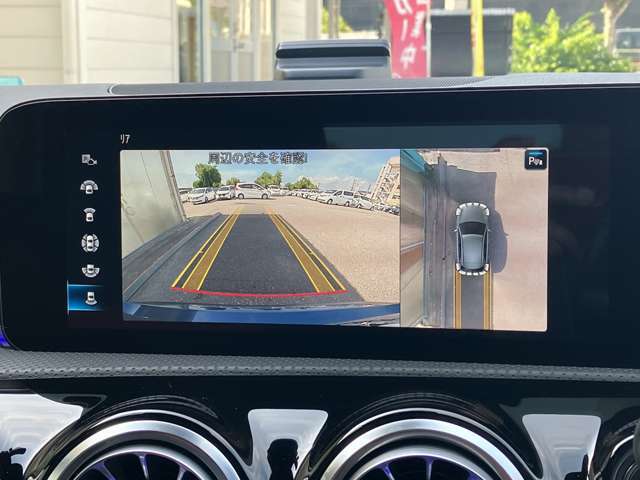 ◆360°カメラシステム◆真上から自車を見下ろすように、周囲の状況を映像で表示。駐車時などに死角が確認できるので、安心感を高めます。