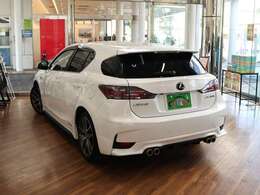 雨の日でもゆっくりお車ご覧いただけます