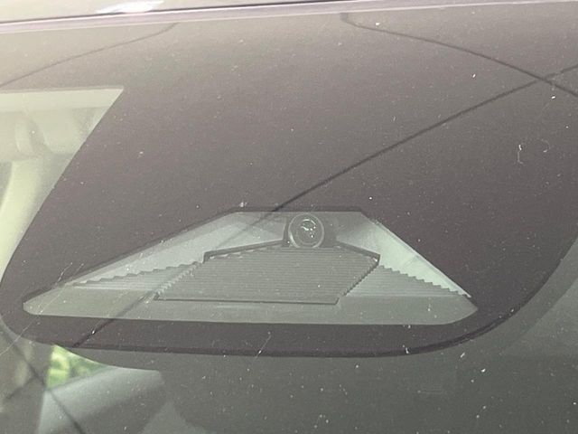 【ホンダセンシング】走行中に前方の車両等を認識し、衝突しそうな時は警報とブレーキで衝突回避と被害軽減をアシスト。より安全にドライブをお楽しみいただけます。