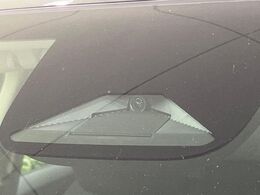 【ホンダセンシング】走行中に前方の車両等を認識し、衝突しそうな時は警報とブレーキで衝突回避と被害軽減をアシスト。より安全にドライブをお楽しみいただけます。