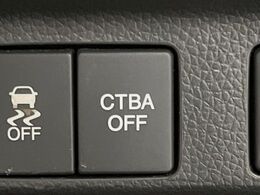 【シティブレーキアクティブシステム】低速走行中に前方の車両等を認識し、衝突しそうな時は警報とブレーキで衝突回避と被害軽減をアシスト。より安全にドライブをお楽しみいただけます。