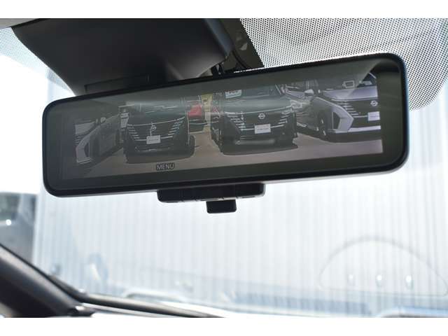 インテリジェントルームミラー搭載で、車の後方に設置されたカメラ映像を映し出してシートバックやヘッドレスト、同乗者に視界が遮られることがなく視認性が非常に良いです