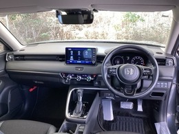 ご覧のように、視界が広く運転しやすいように設計されています。また、デュアルフルオートエアコンで快適です。